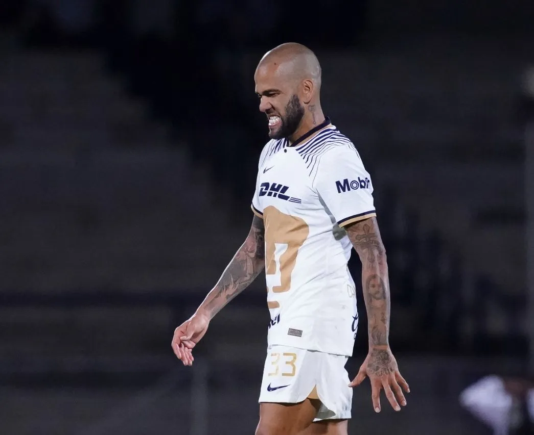 Dani Alves tras un partido con Pumas