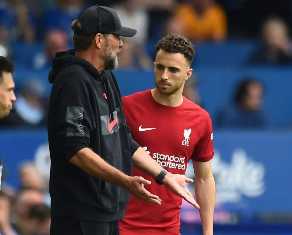 Jota recibiendo instrucciones de Klopp