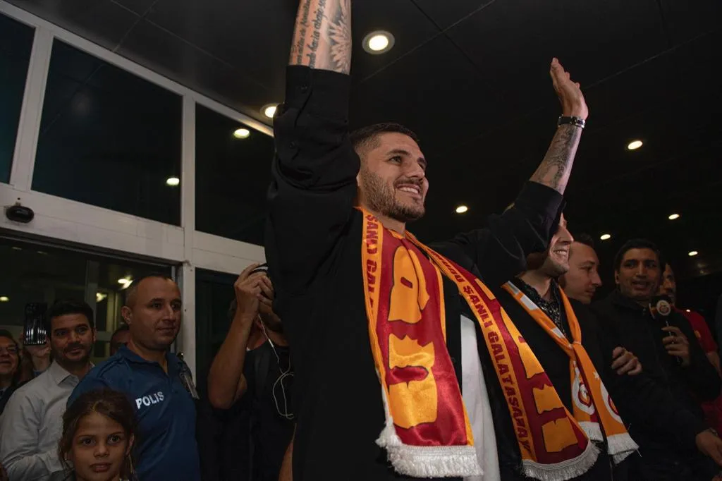 Mauro Icardi saludando a los aficionados turcos