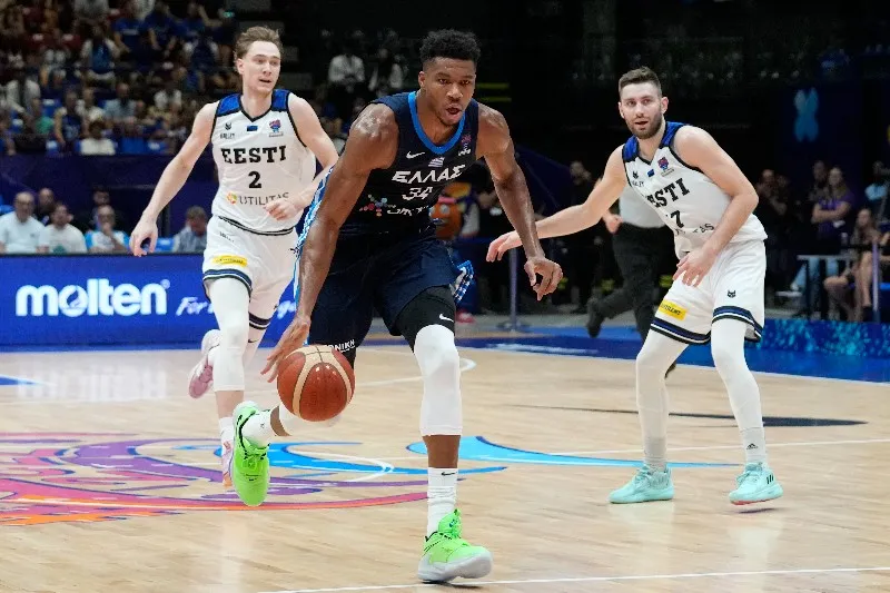 AP Antetokounmpo controlando el balón