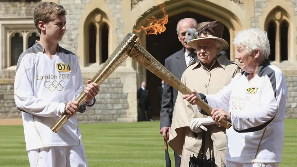 Isabel II en el paso de la Antorcha en 2012