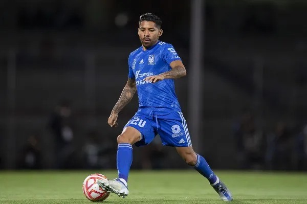 Javier Aquino con Tigres vs Pumas en el AP22