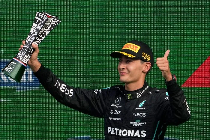 Russell celebra un podio