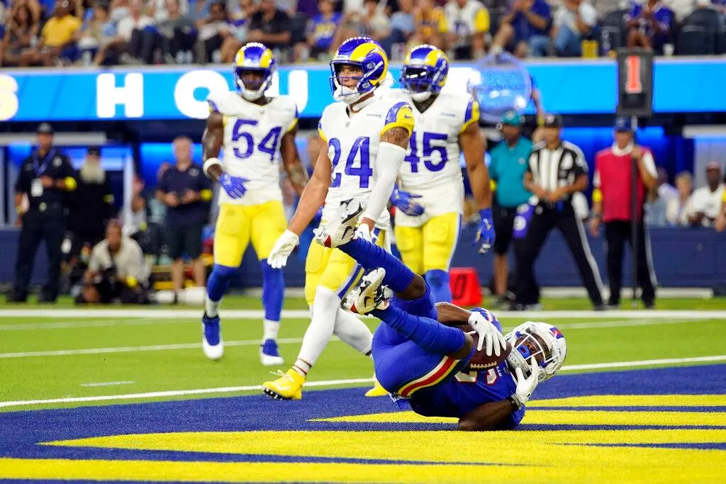 Isaiah McKenzie anotando el touchdown ante los Rams