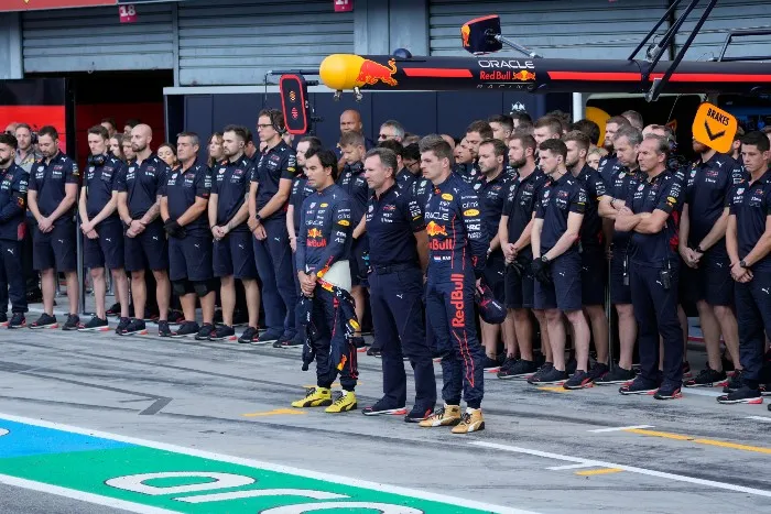 Integrantes de Red Bull guardan un minuto de silencio por la reina