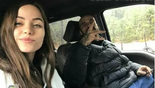 Melanie Pavola junto a Babo de Cartel de Santa