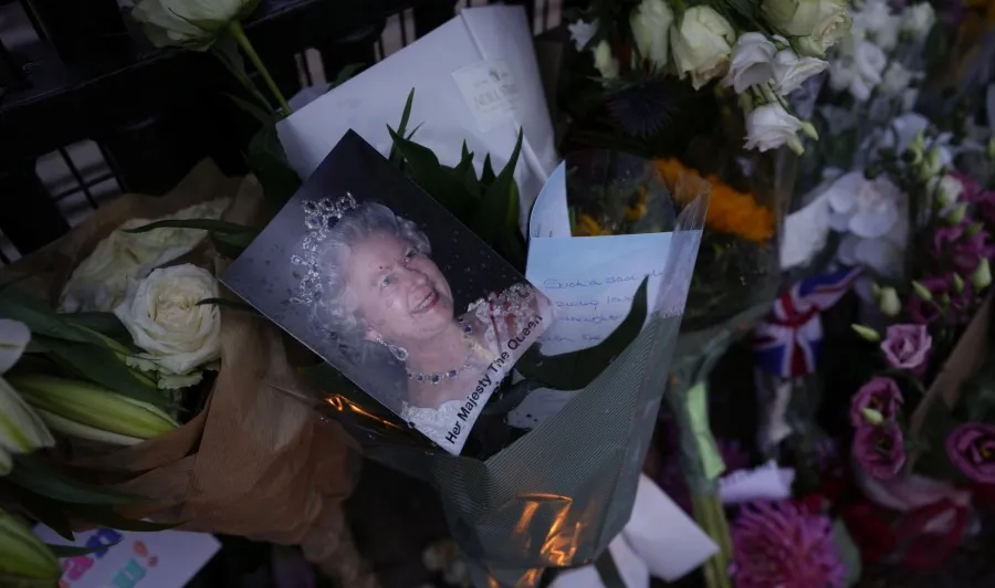 Homehaje a la reina Isabel II