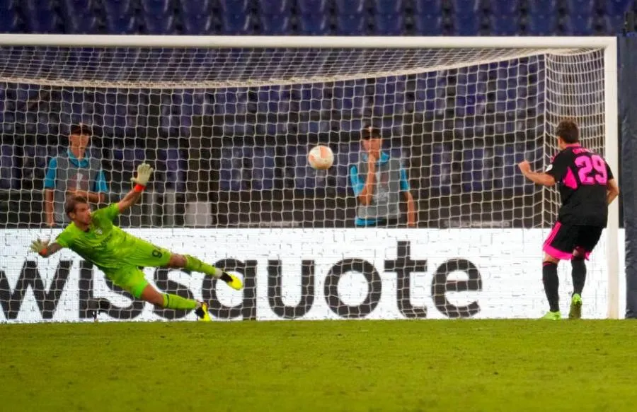 Giménez al cobrar el penalti ante la Lazio