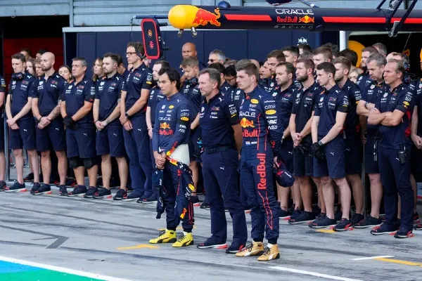 La escudería durante el minuto de silencio por la Reina Isabel II