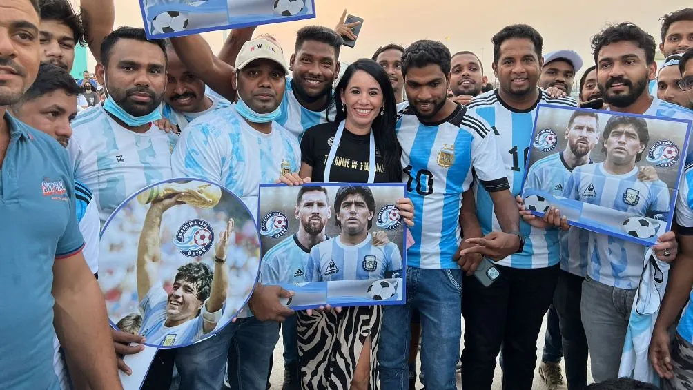 Aficionados de Qatar con la playera de Argentina