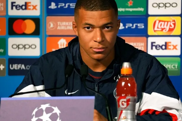 AP Mbappé 'salió embarrado' en el conflicto