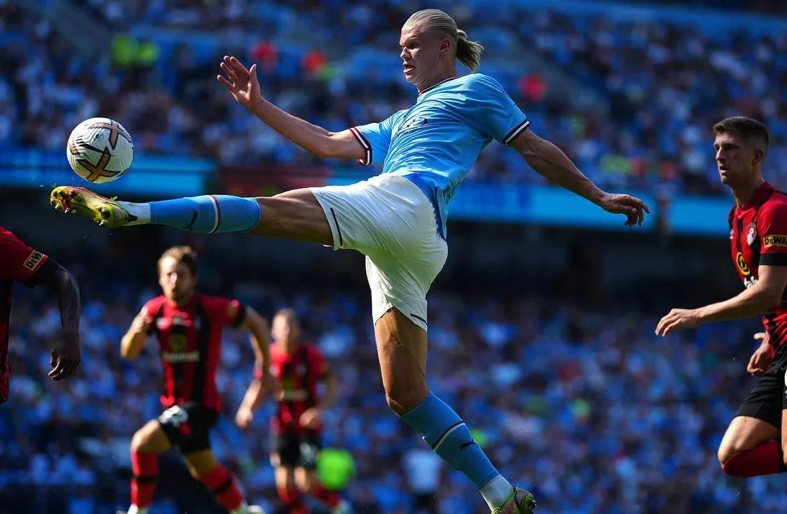 Haaland disparando de volea en la Premier League