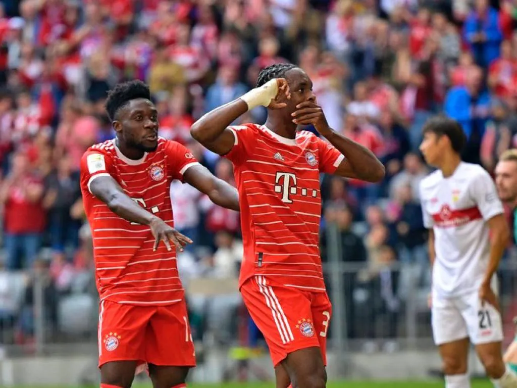 @FCBAYERN Celebración de Mathys Tel con Alphonso Davies