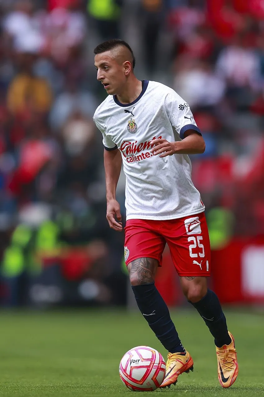 Piojo Alvarado en un partido de Chivas