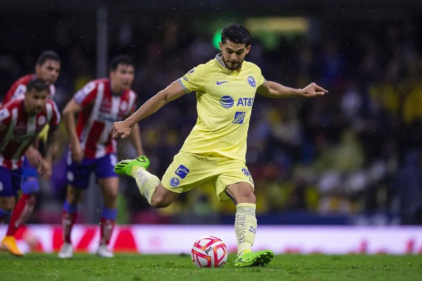 Henry Martín durante un partido del América