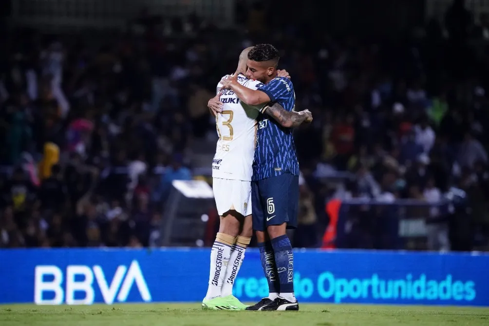 IMAGO7 Dani Alves abrazando a Jonathan Dos Santos