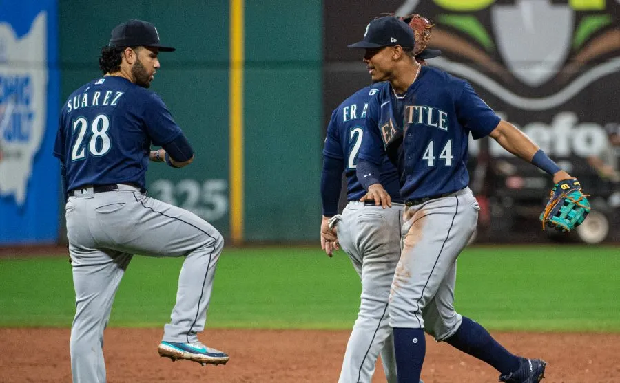 AP Eugenio Suarez y Julio Rodríguez celebran la victoria ante Cleveland
