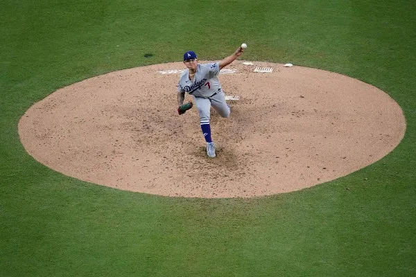 AP Julio Urías en acción con los Dodgers vs los Padres