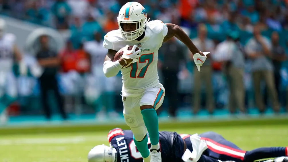 AP Jaylen Waddle se escpaó para anotar TD