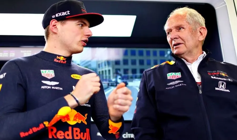 Max Verstappen charla con Marko