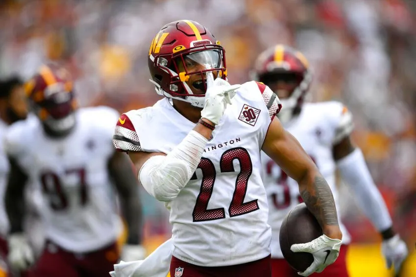 AP Darrick Forrest tras una intercepción