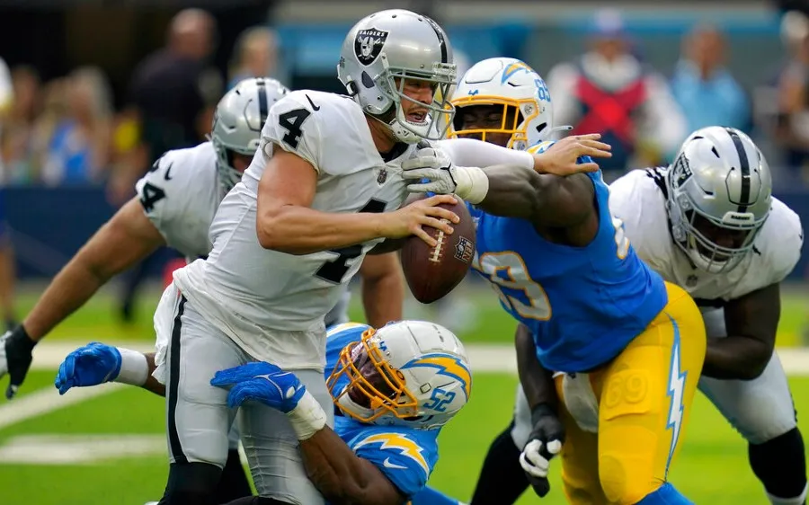 AP Khalil Mack en captura a Derek Carr