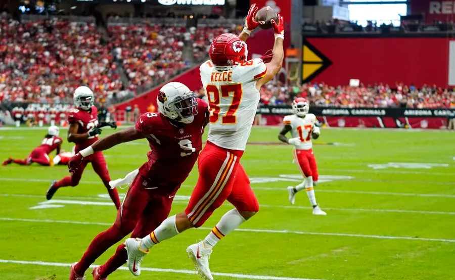 AP Travis Kelce recibe pase de Mahomes para anotar