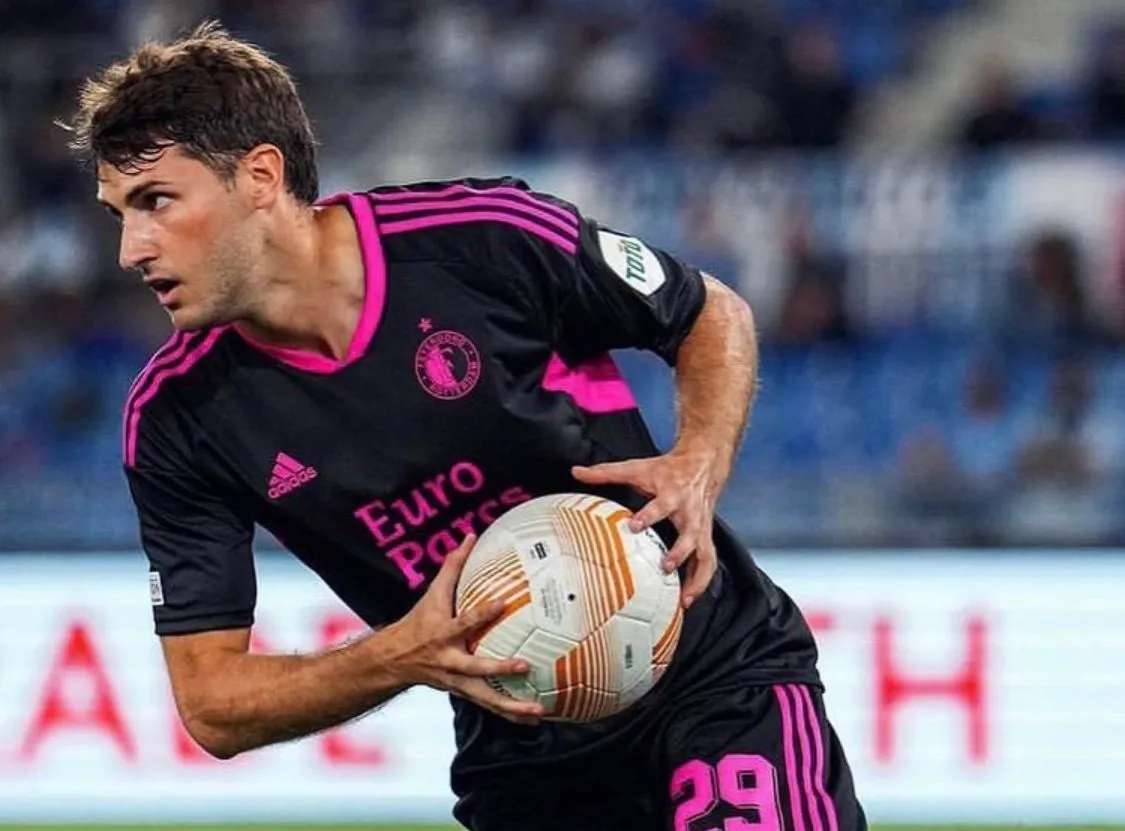 Santi después de anotar de penal en la Europa League