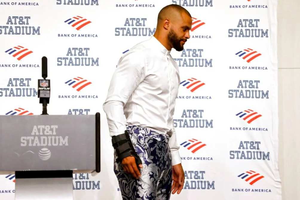 Dak Prescott con la protección en el dedo