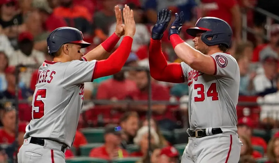 Meneses celebra con Luke Voit