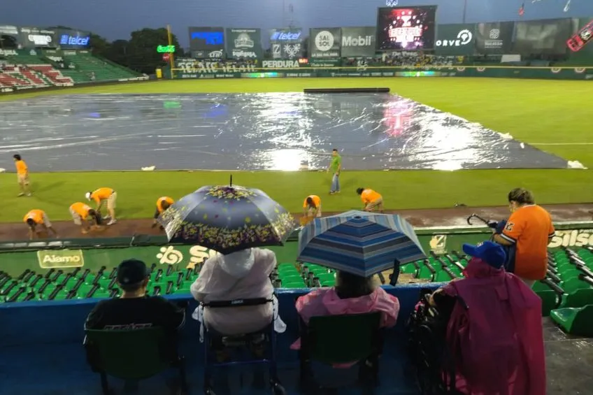 Parque Kukulcán previo a un juego de Leones de Yucatán