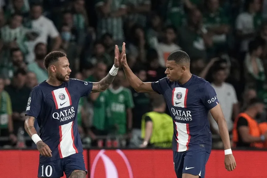 Neymar y Mbappé en celebración de gol