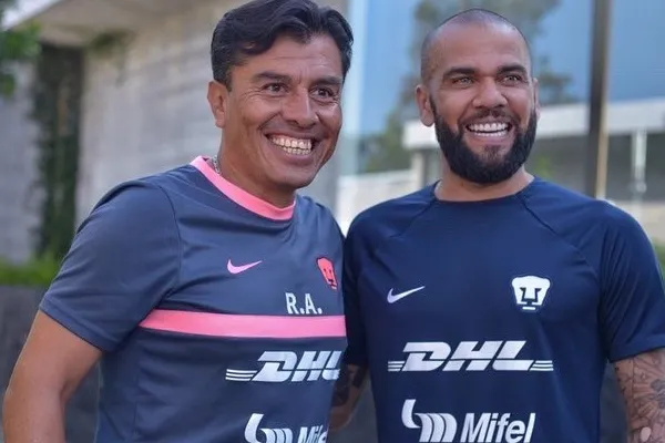 El director de Fuerzas Básicas junto a Dani Alves