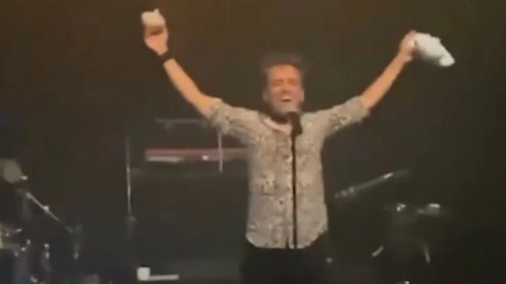 Rubén Albarrán destrozó al peluche del Dr. Simi