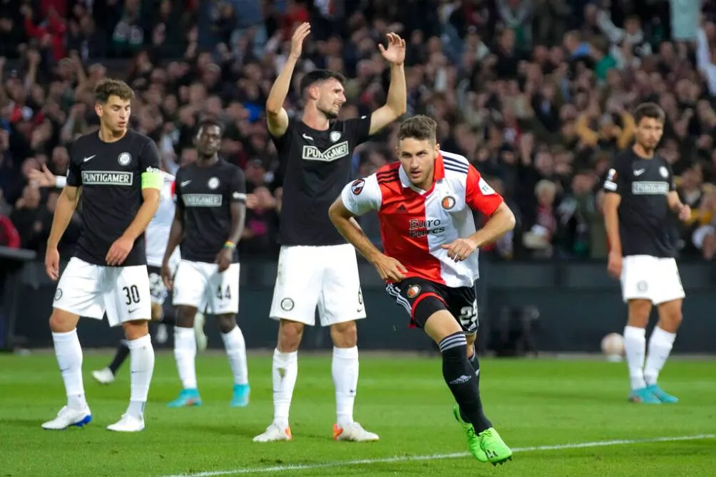 Santiago Giménez festeja el gol en Europa League ante el Sturm Graz