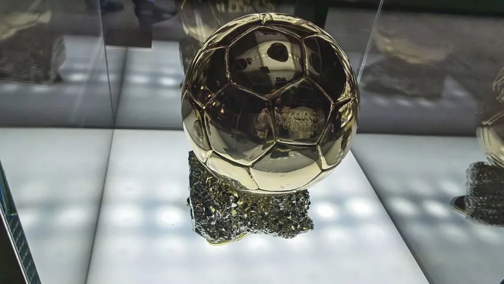 JOSÉ GUAJARDO Replica de uno de los balones de Oro de Messi