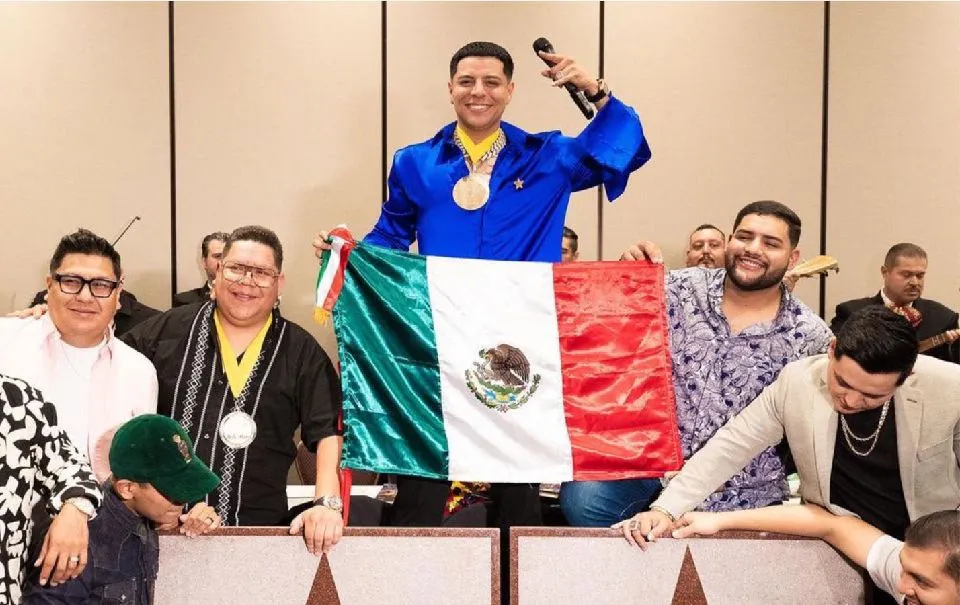 Grupo Firme posa con la estrella