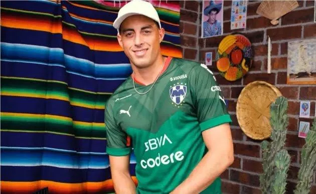 Funes Mori posando con la nueva playera de Rayados
