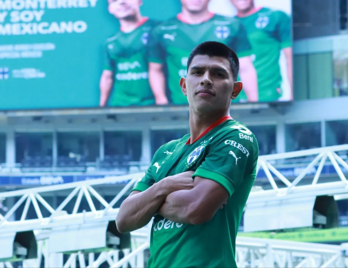 Jesús Gallardo con la tercera playera en honor a México