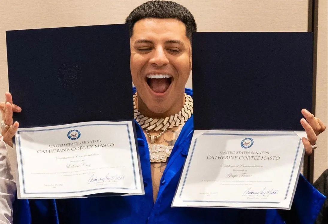 Eduin Caz con posando con la autentificación