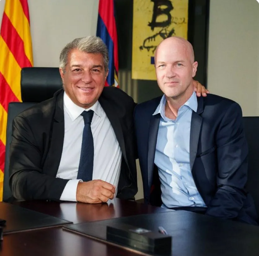 Joan Laporta y Jordi Cruyff tras firmar el contrato