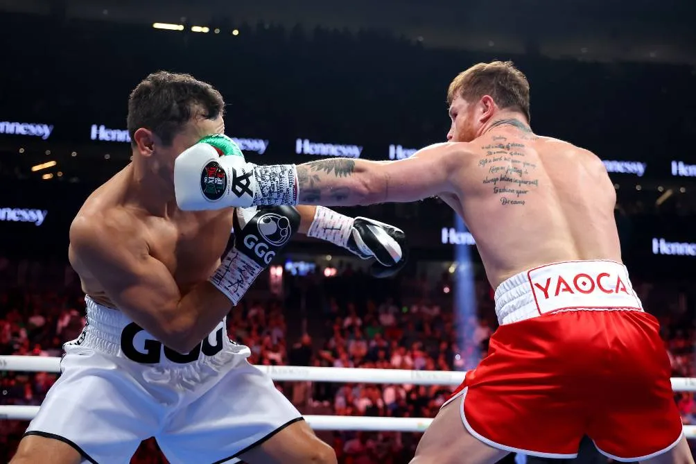 Canelo Álvarez conectando un golpe a GGG