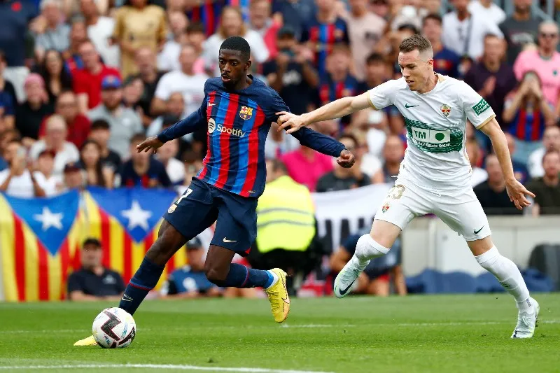 Dembele en disputa por el balón