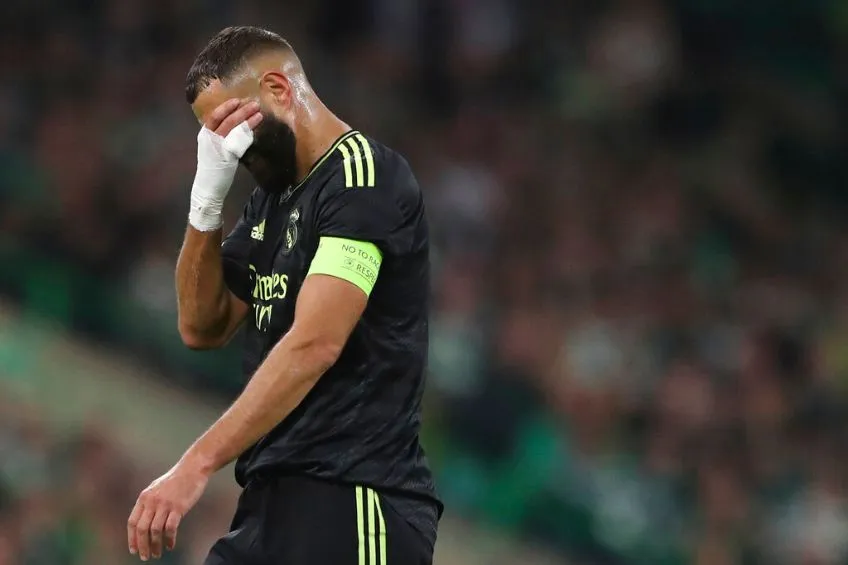AP Karim Benzema tras lesionarse