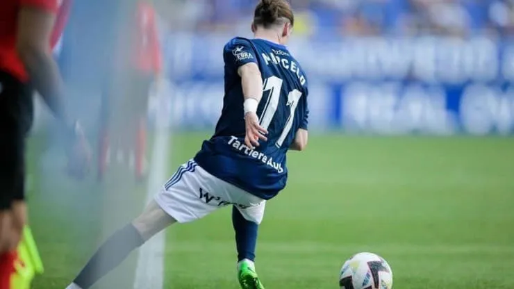 Marcelo Flores en disputa por el balón