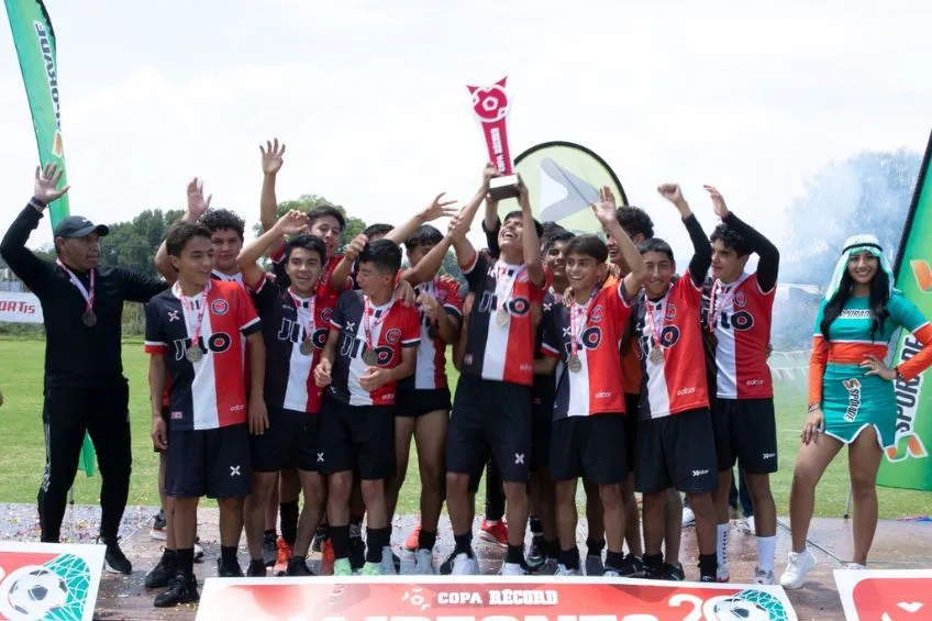 AGENCIA RÉCORD - MIGUEL PONTÓN Participantes levantando el trofeo