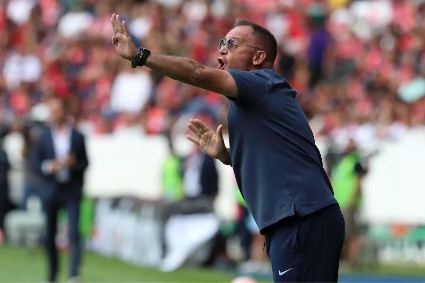 Andrés Lillini dirigiendo a Pumas