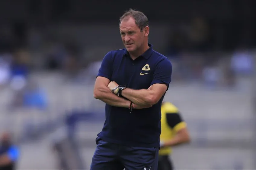 Andrés Lillini dirigiendo a Pumas