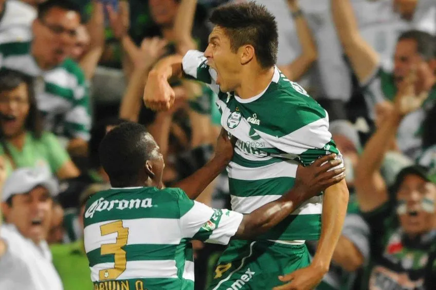 Oribe Peralta festejando un gol