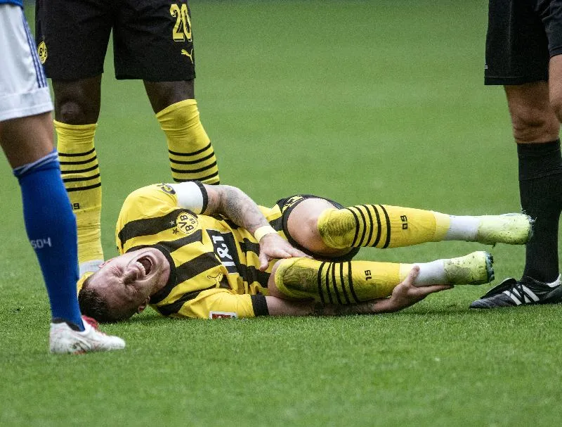 Marco Reus en el momento de lesionarse